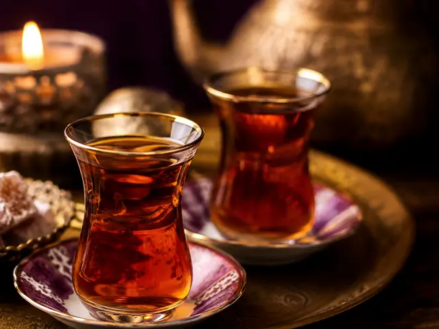 İnce belli bardakta çay ve lokum — Kıraç, Masaj Salonun