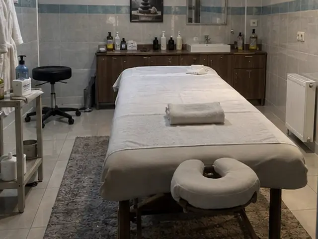 Lavabolu, raflı odada hazır masaj masası — Kıraç, Masaj Salonun